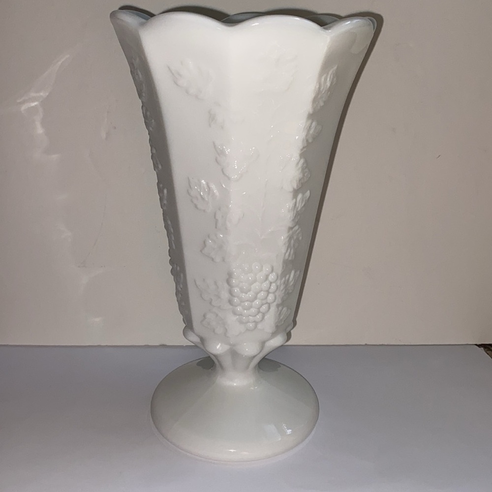 Vintage Westmoreland Paneled Grape 9¼" Tall White Milk Glass Vase ~ Crisp Detail